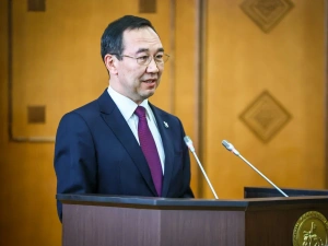 Айсен Николаев вручил якутянам государственные награды России и республики