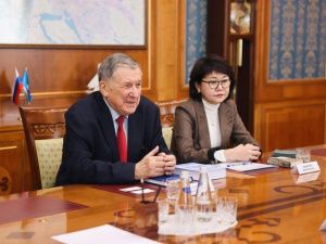 Глава Якутии встретился с чрезвычайным и полномочным послом России Николаем Владимиром
