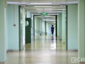 Три человека, в том числе двое детей, находятся в тяжелом состоянии после пожара в доме в Якутске