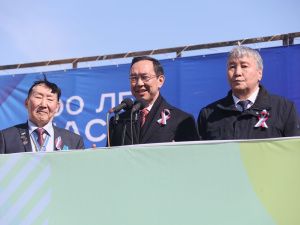 Айсен Николаев поздравил участников первомайской демонстрации