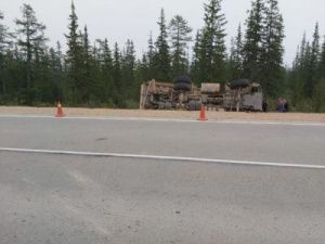 В Якутии дальнобойщик уснул за рулем, и большегруз опрокинулся