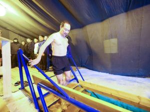 В самом холодном регионе России идут крещенские купания