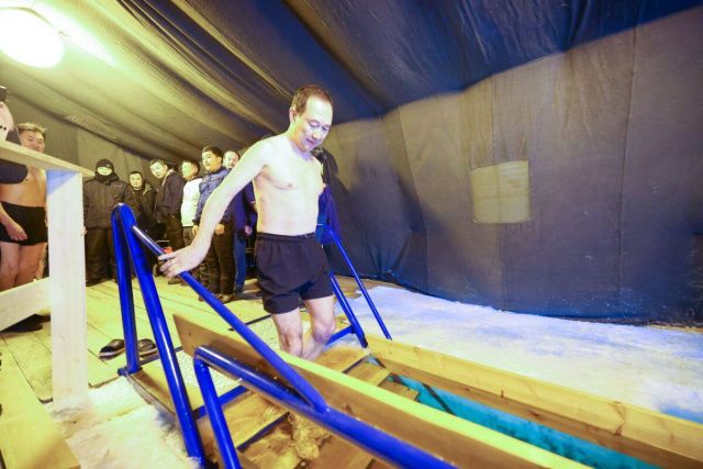 В самом холодном регионе России идут крещенские купания