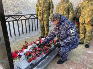 Росгвардейцы почтили память погибших коллег Александра Рыжикова и Станислава Голомарева