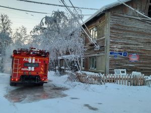 В Якутске произошел пожар в двухэтажном деревянном доме. Обнаружены тела двух человек