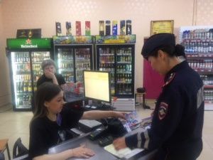 Сотрудники ГИБДД Якутии проводят в алкомаркетах акцию «Алкоголь и дорога не совместимы!»