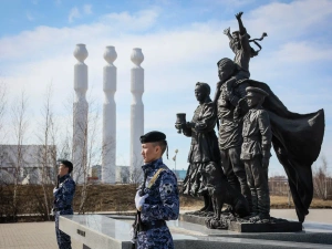 В Якутске возложили цветы в Парке Победы в честь памяти о воинах-якутянах и тружениках тыла
