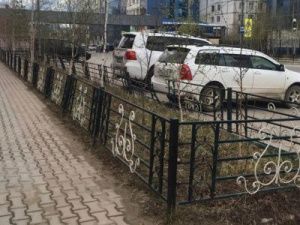 В Якутске демонтируют пешеходные ограждения