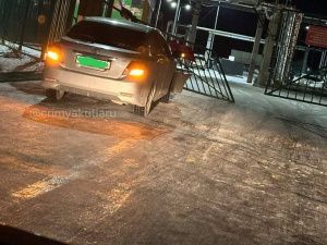 В Якутске иномарка врезалась в закрытые ворота