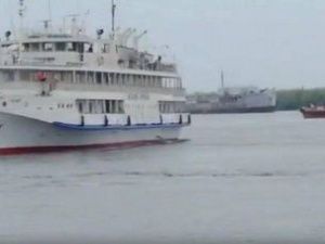 Жители Якутска сняли на видео, как «теплоход слил фекалии в протоку»?