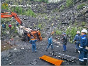 В Якутии транспорт с вахтовиками упал в обрыв, погибли 13 человек: Дело в отношении уснувшего за рулем водителя направлено в суд