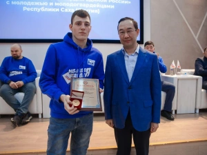 Айсен Николаев пригласил волонтеров и молодежных активистов Якутии участвовать в предварительном голосовании «Единой России»