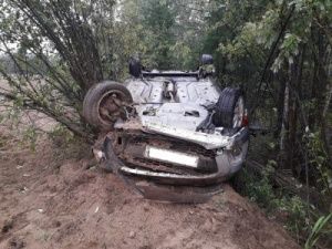 В Якутии опрокинулся автомобиль с тремя людьми