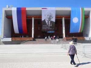 Якутяне нескончаемым потоком идут проститься с Михаилом Николаевым