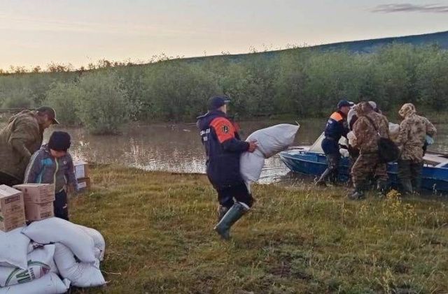 В трех селах Верхоянья работают спасатели