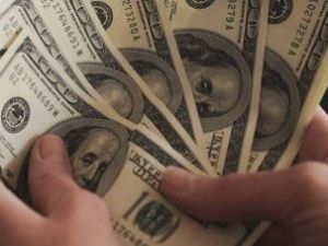 Житель Якутска украл у родственника 5000 долларов и проиграл их на ставках