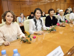 Айсен Николаев вручил государственные награды матерям Якутии