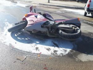 В Якутске мотоциклист при столкновении с автомобилем получил серьезные травмы головы