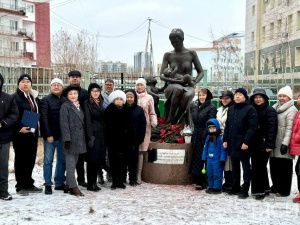 К памятнику кормящей матери в Якутске возложили цветы