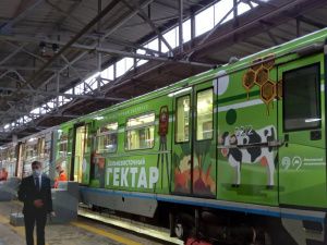 9 ноября в московском метро в четвертый раз начнал курсировать «Дальневосточный экспресс» с символикой регионов. Один из вагонов посвящен Якутии.