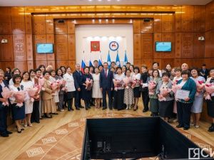 Глава Якутии вручил лучшим педагогам-наставникам премии в 100 тысяч рублей