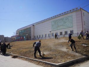 Дом дружбы народов встретил май субботником