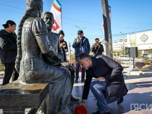 В честь Дня города Якутска к памятнику Семену Дежневу и Абакаяде возложили цветы
