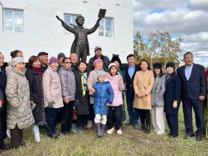 Памятник Гавриилу Баишеву-Алтан Сарын открыли в Чурапчинском районе