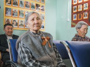 Сардана Авксентьева поздравила жителей дома-интерната для престарелых и инвалидов 