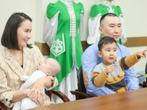 Айсен Николаев вручил жилищные сертификаты молодым семьям из Нерюнгри