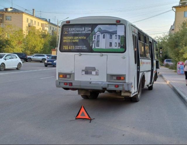 Водитель маршрутного автобуса в Якутске при торможении допустил падение пассажирки