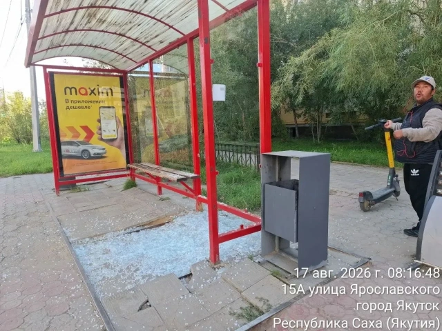 Пьяная девушка разбила стеклянную стенку остановки на улице Ярославского