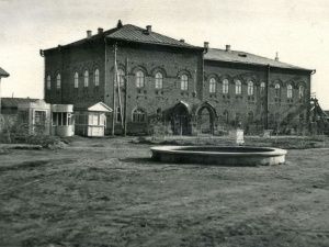 Окружной суд, казначейство, торговый дом «Коковин и Басов». Застывшая музыка Лешевича