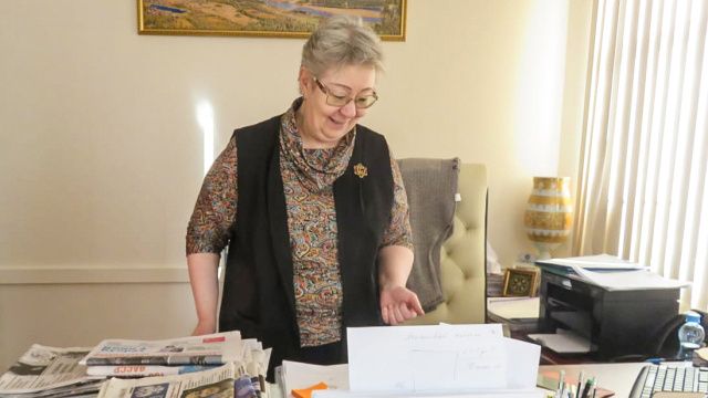 Депутат Евсикова лично построила школы, родила 8% населения и запустила экономику Якутска? 