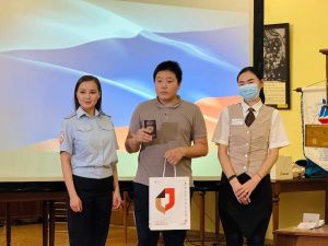 В Якутске юным горожанам торжественно вручили паспорта ко Дню Конституции РФ