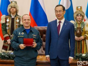 Айсен Николаев вручил якутянам государственные награды в преддверии Нового года