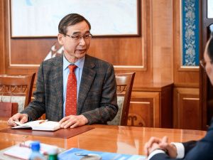 Айсен Николаев встретился с корейским профессором Канг Дук Су