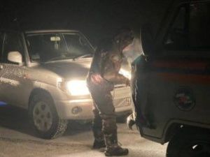 В Нерюнгринском районе спасатели вытащили застрявший на нелегальной переправе автомобиль