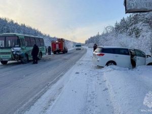 В Якутске столкнулись автобус и иномарка
