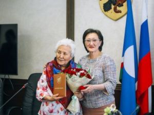 В Окружной администрации поздравили с юбилеем Марину Иванову - почетного гражданина города Якутска