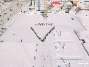 В Якутске провели флешмоб в преддверии Дня воссоединения Крыма с Россией