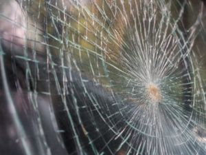 В Якутске мужчина палкой расколошматил корпус, стекла и фары автомобиля своего родственника