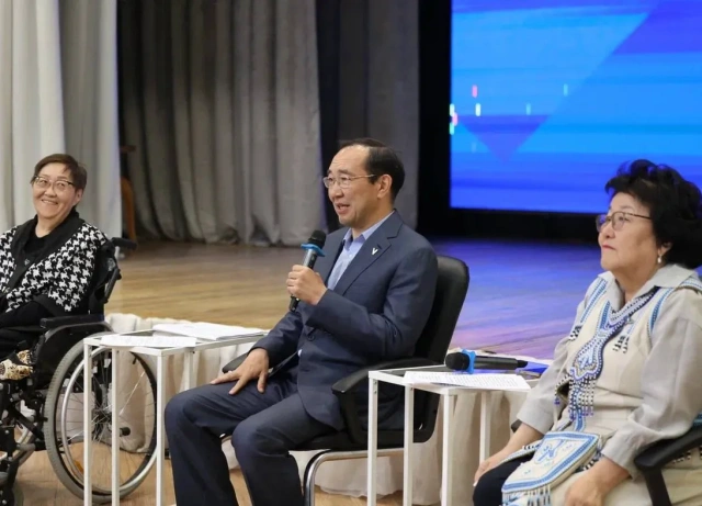 Глава Якутии встретился с жителями Оленекского эвенкийского национального района