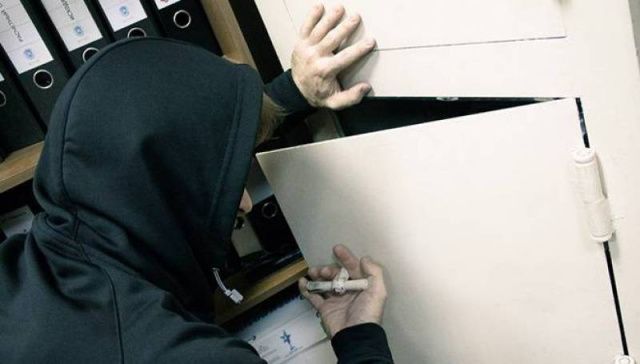 Бывший работник украл у предпринимателя деньги из сейфа