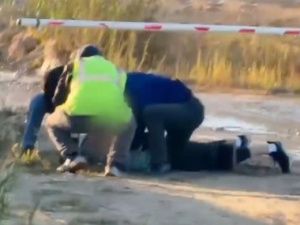 В Якутии задержали курьера мошенников, забравшего у пенсионера из Алдана 2,2 млн рублей: опубликовано видео задержания