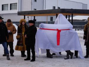 Памятник Исидору Барахову поставили в новом сквере в Верхневилюйске