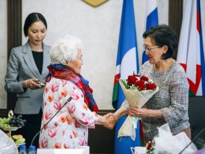 В Окружной администрации поздравили с юбилеем Марину Иванову - почетного гражданина города Якутска