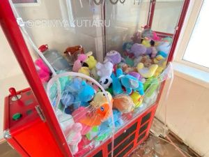 В Якутске вандалы разгромили теплую остановку "Столичный рынок" на улице Дзержинского