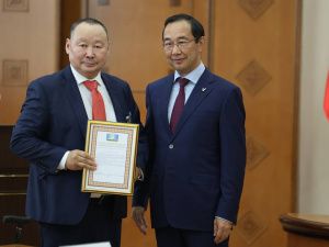 Айсен Николаев наградил представителей строительной отрасли Якутии