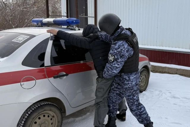 В Мирном мужчина с игрушечным пистолетом пытался ограбить бар: злоумышленник требовал алкоголь